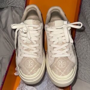 T MONOGRAM LADYBUG SNEAKER
LOGO JACQUARD